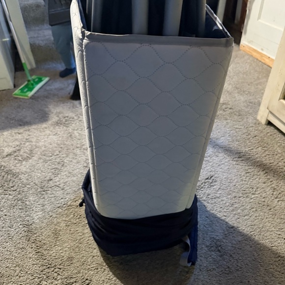 Nuna Pack and Play Travel Crib w/ Mattress & Carry Bag – Navy – Clean - Picture 5 of 9
